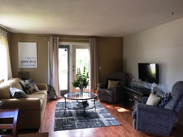 Urban Cottage - living area with french doors to deck