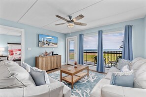 Newly remodeled! Spacious living area with beach views and flat screen TV