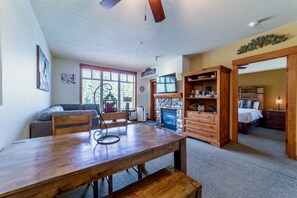 Both bedrooms located on opposite sides of the room for privacy.