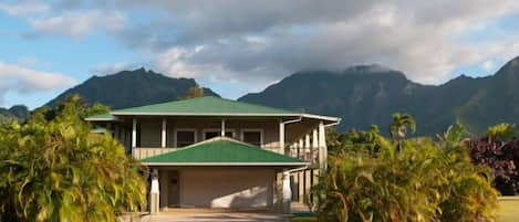 Mountains in the background of this cul de sac location beach ho