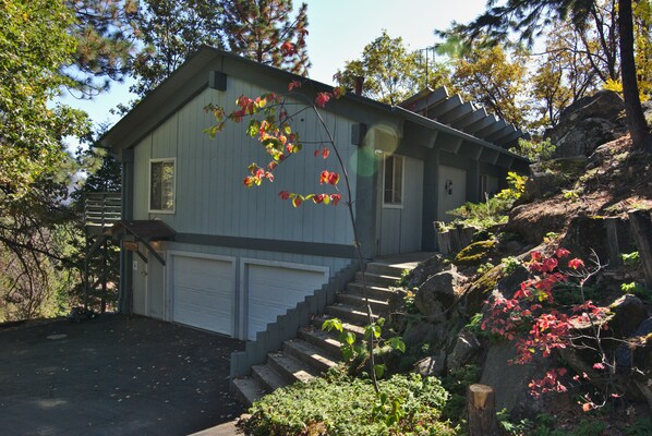 The Yosemite Trestlewood Chalet looks deceptively modest from our driveway