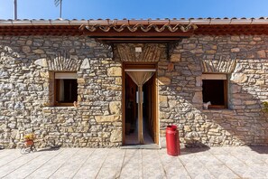Fachada principal. Casa Asturiana de piedra