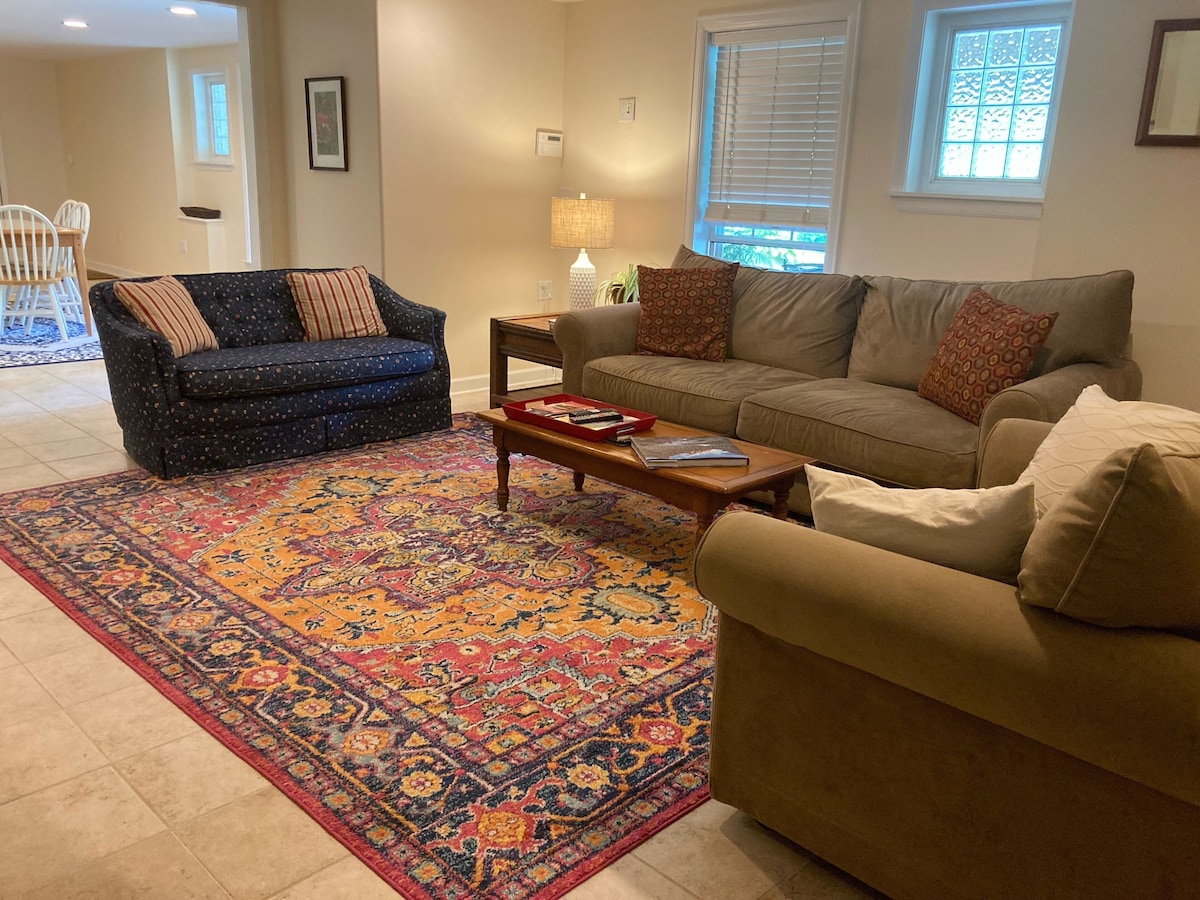 Spacious apartment in beautiful, historic Arlington VT