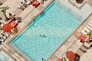 Fantastic Views Overlooking the Pool !
