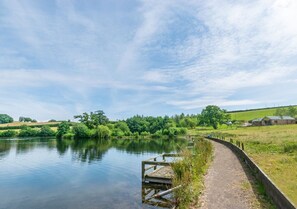 The cottage form the lake 