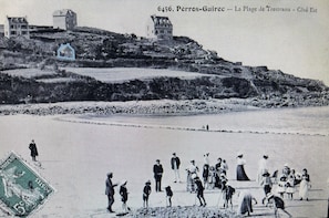 plage de Trestraou à l'heure des premiers bains vers 1900 la villa est déjà là 