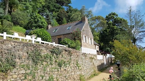 Notre VILLA toute en pierre donnant directement sur le sentier des douaniers