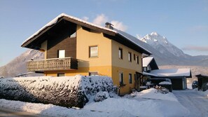 Ferienwohnung Gabi 80 qm, 4 Personen 1 Schlafzimmer, Balkon-Hausansicht Winter