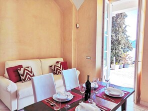 Wohn-/ Esszimmer mit wunderschöner Seesicht und Ausgang auf die Terrasse