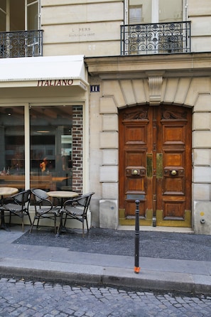 L’entrée de l’immeuble