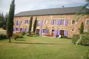 Le bâtiment est composé de 2 gîtes mitoyens. 
Surface de chaque gîte : 300 m2