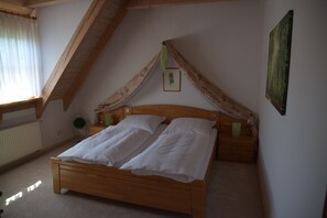 Ferienwohnung Elzemann-Schlafzimmer Doppelbett