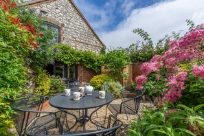 Old Smithy, Titchwell:  Pretty courtyard garden