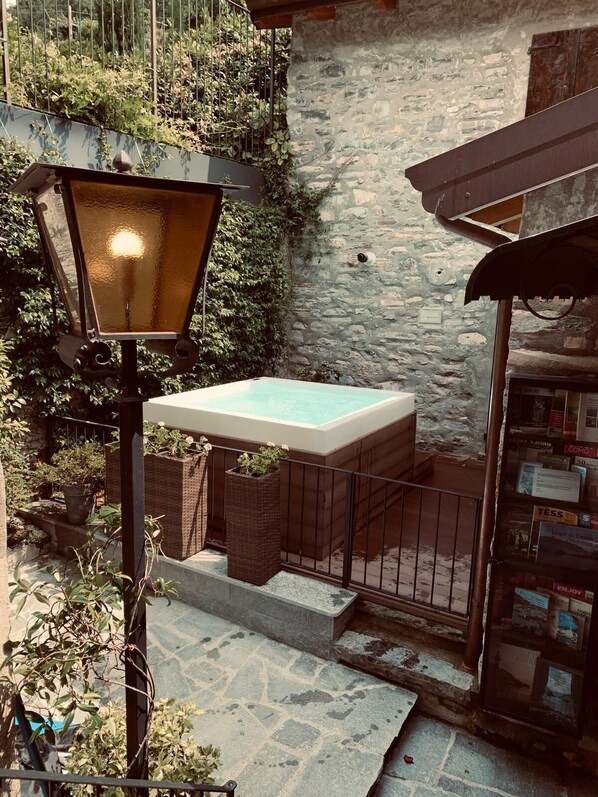 Outdoor spa tub
