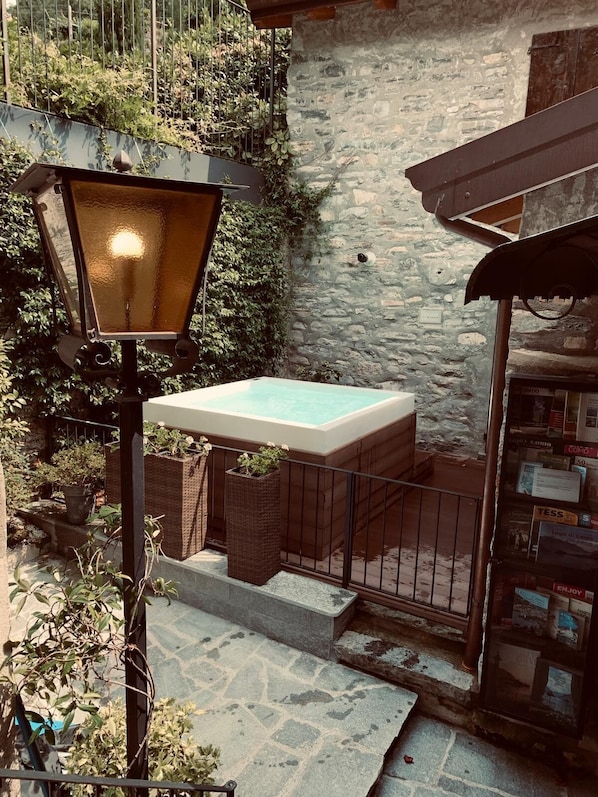 Outdoor spa tub