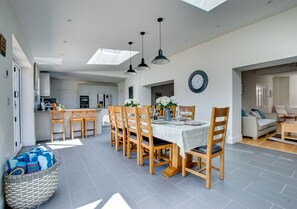 dining table  - entertaining space