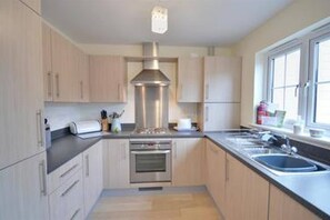 Fitted kitchen with lots of storage & integrated cooker, FF & WM