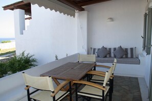 Veranda approx.14m² with dining table and sofa bed.