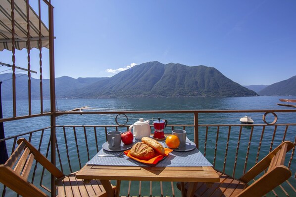 Romantischer Blick auf den See von der Terrasse des Anwesens