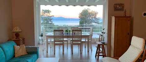 Soggiorno con accesso zona pranzo e vista lago