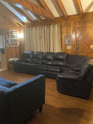 Living Room w/Seating for 6