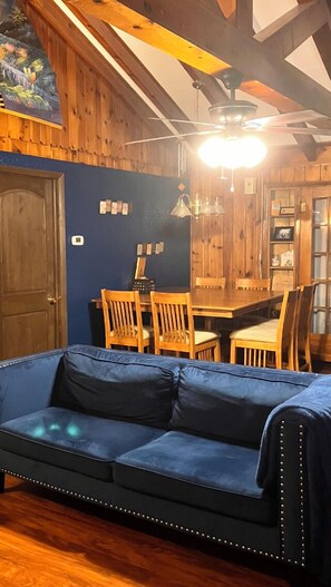 Dining Room w/Seating for 8