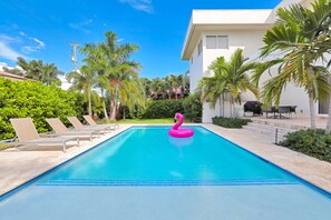 Gorgeous heated pool.
