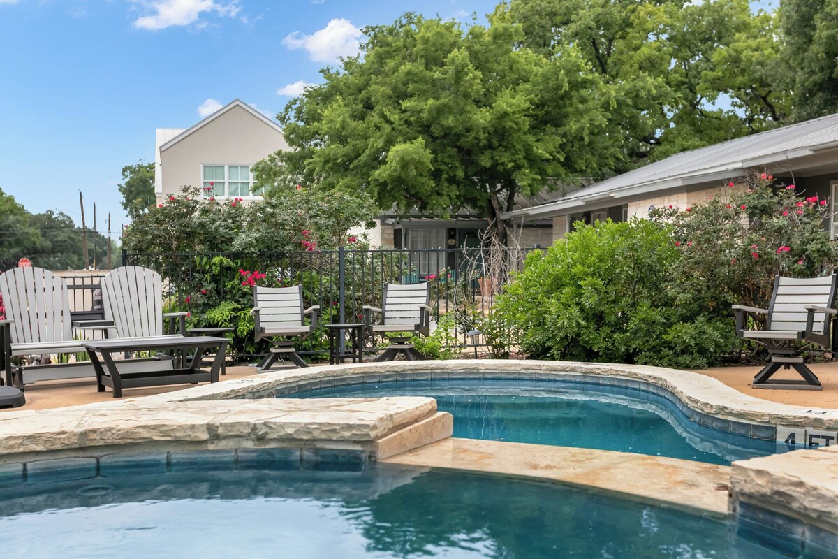 Downtown Retreat Simply Unforgettable | Walk to Main | Shared Pool & Hot Tub