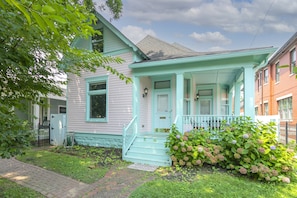 Experience Nashville like a local in our historic Queen Anne cottage!