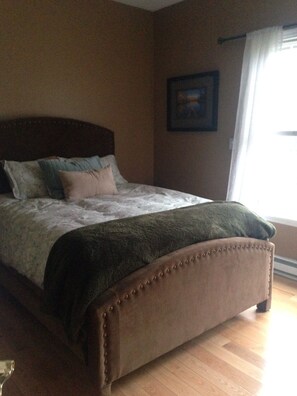 Queen Size Bed-A/C in bedroom