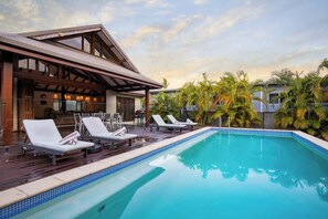 9m x 4m pool complete with champagne shelf and ladder - perfect for laps or just relaxing