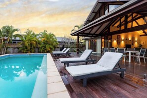 9m x 4m pool complete with champagne shelf and ladder - perfect for laps or just relaxing