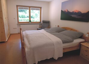 Ferienwohnung mit 2 Schlafzimmer, 1 Wohnküche, 1 Bad, seperates WC, Terrasse-Schlafzimmer