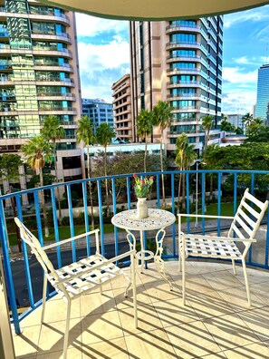 Enjoy your breakfast and coffee with the breeze at this beautiful lanai.