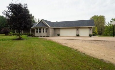 Quiet, clean, comfy home located on 5 acre lot. 25 miles from Fox Cities/Oshkosh