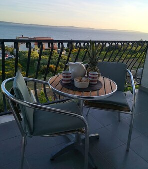 Balcony with sittng area & sea view