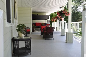 A SWAN'S POND
Private deck for guests