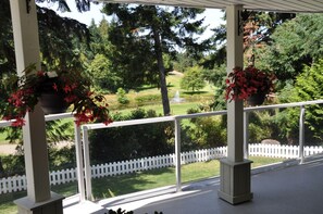 A SWAN'S POND
Private deck for guests