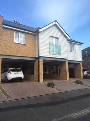 FRONT OF BLUES SKIES APARTMENT WITH PARKING SPACE