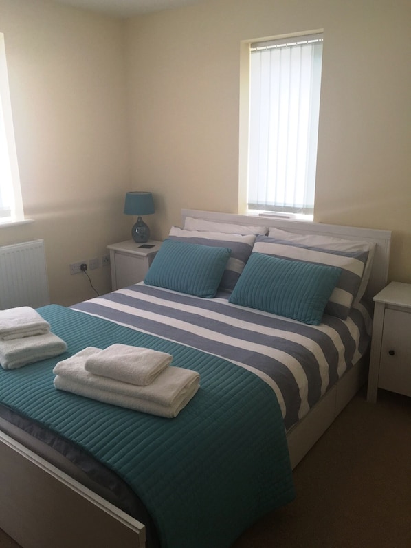 BEDROOM WITH DOUBLE BED AT BLUE SKIES