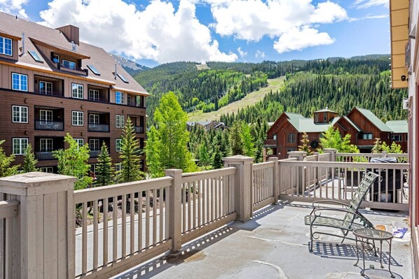 Gorgeous Views From Large Private Balcony A Short Walk To Gondola