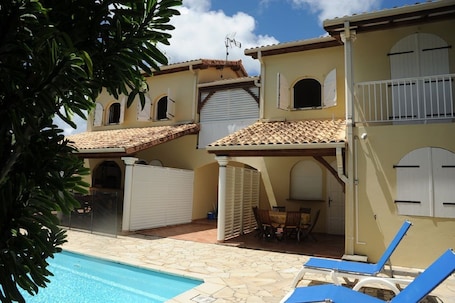 Vue d'ensemble de la résidence cÎté piscine