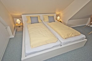 Schlafzimmer 1