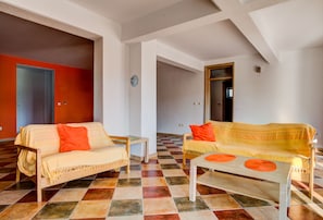 Matching details: furniture and tiles.