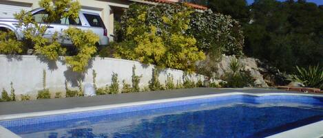 Vista de la propiedad desde la piscina.