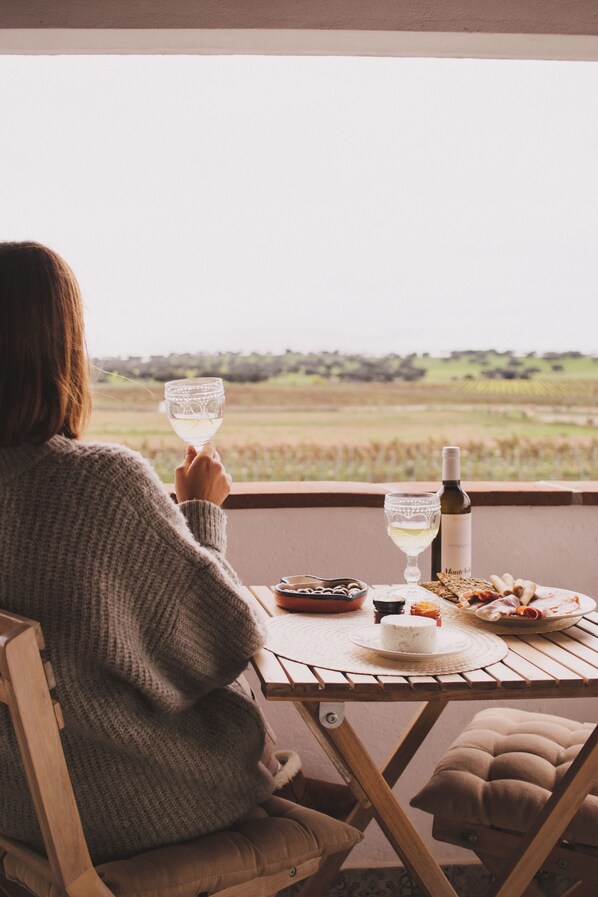 Aprecie a maravilhosa vista da varanda a comtemplar um bom vinho.