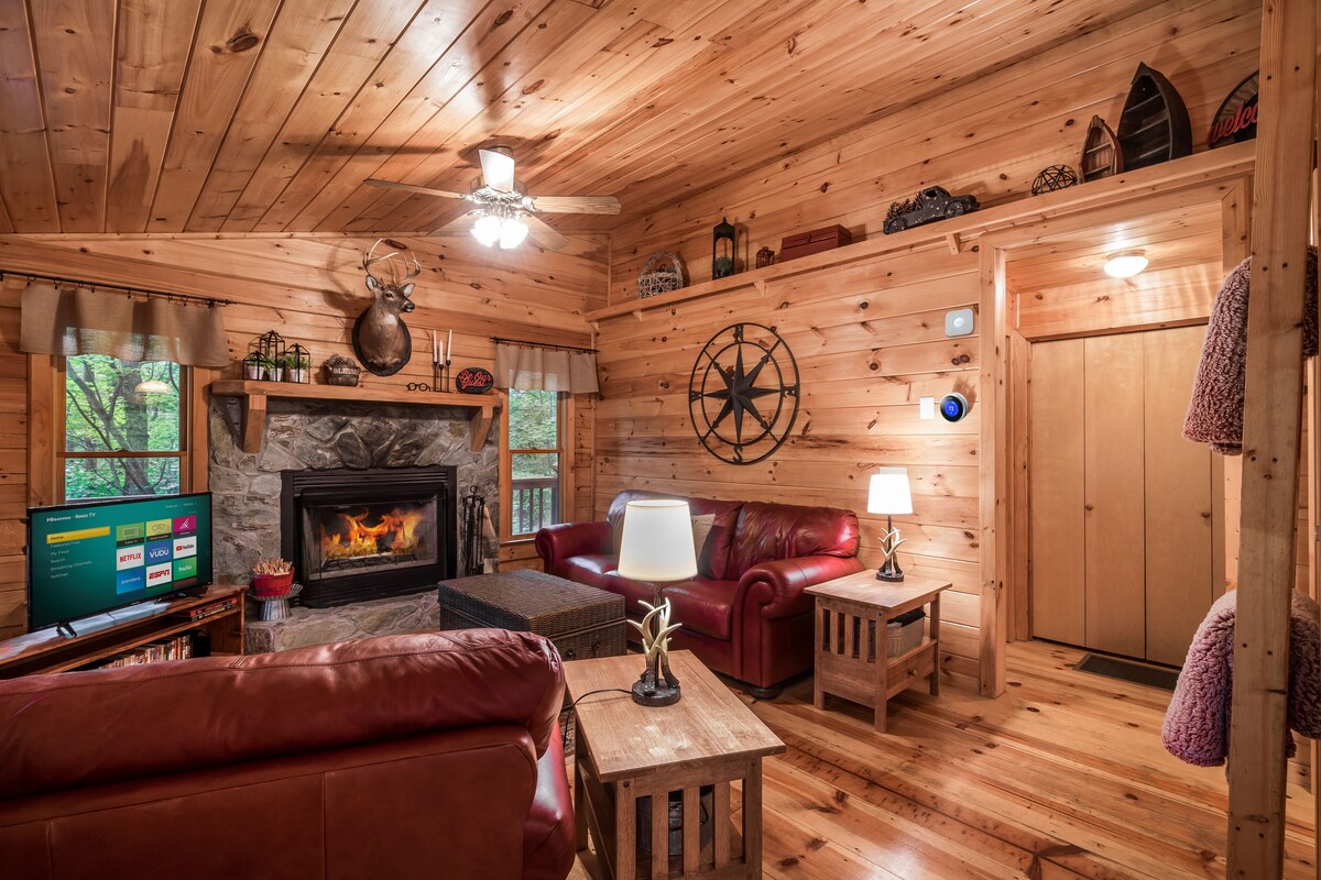 Pet-Friendly Cabin in the Woods w/HOT TUB! Secluded, Cozy, 2,000′ Up!