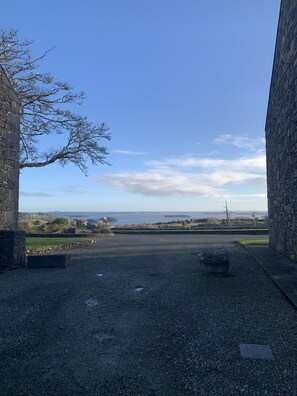 Vista frontal de la propiedad