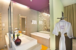 Deep-soaking bathtub