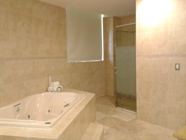Jetted bathtub